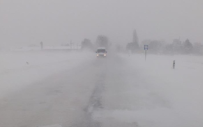 Baleset a 85-ös fóúton, rendkívüli intézkedések a hó miatt