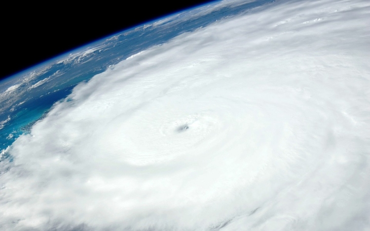 Folyamatosan erősödik a Florida felé közelítő Dorian hurrikán 