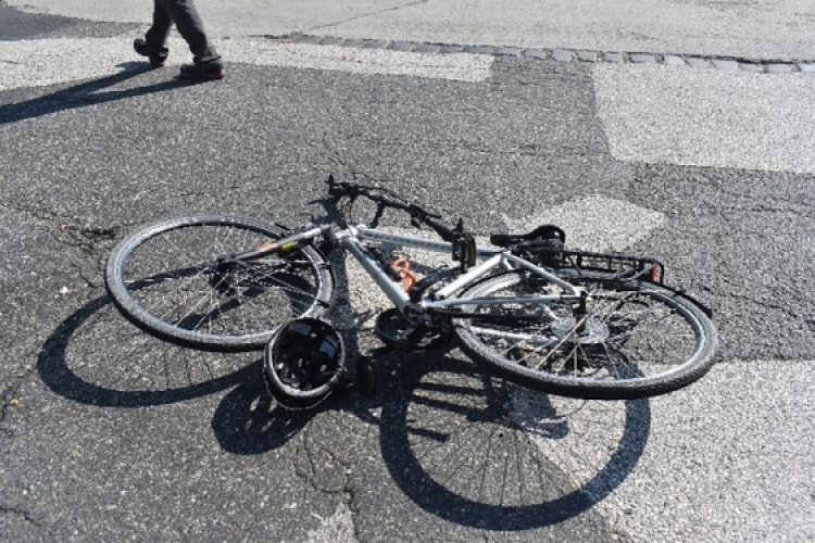 Segítségnyújtás nélkül továbbhajtott a kerékpárosoknak hajtó autós