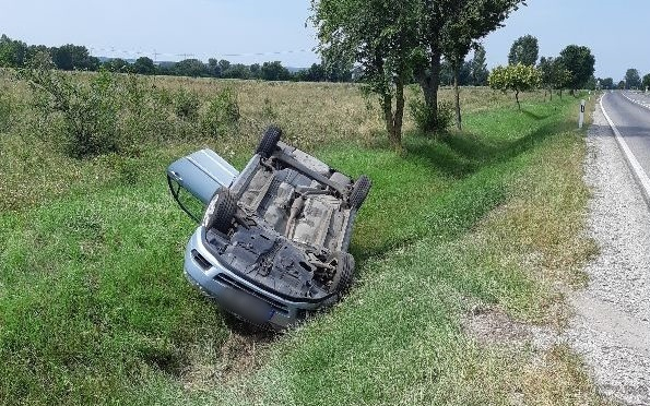 A vétlen autós borult az árokba a 85-ös főúton