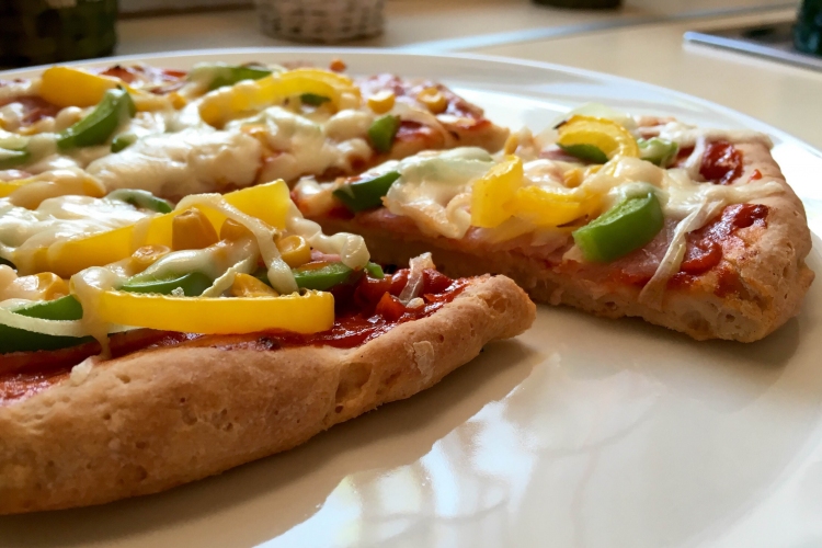 Sonkás-zöldséges pizza Glutenno Napoli pizzalisztből