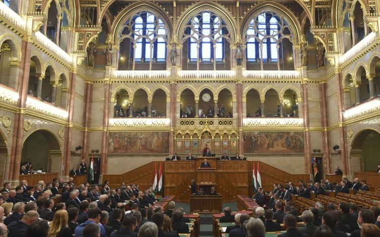 A veszélyhelyzet meghosszabbításáról dönt a parlament 