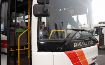 Üzembe helyezték Bősárkányban az új autóbusz fordulót
