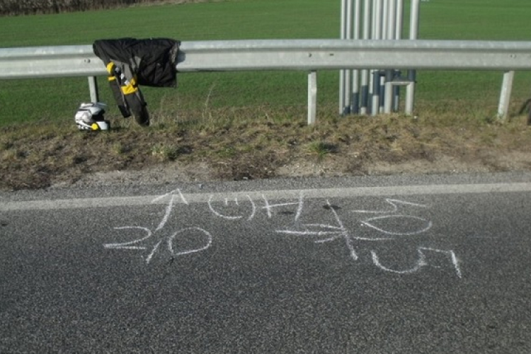 Motoros baleset a 85-ös főúton
