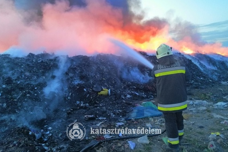 Néhány napon belül kétszer ütött ki tűz a jánossomorjai hulladéklerakó telepen