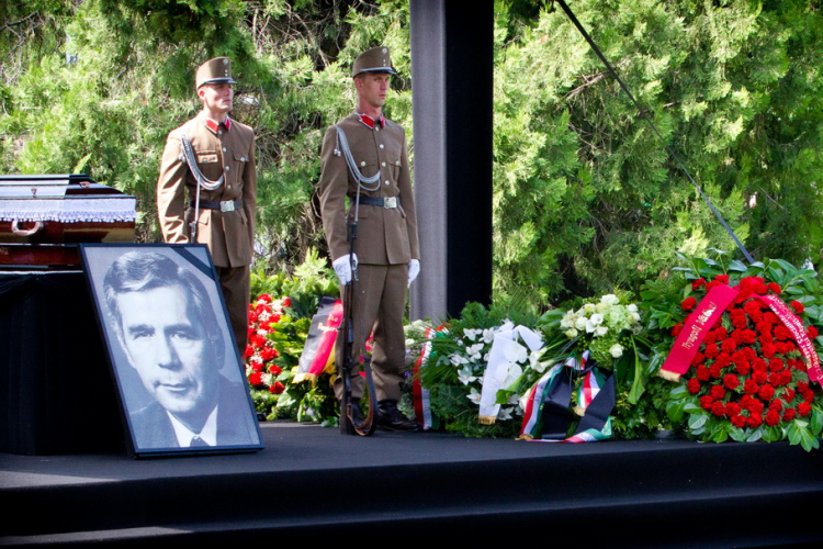 Örök nyugalomra helyezték Horn Gyula volt szocialista miniszterelnököt