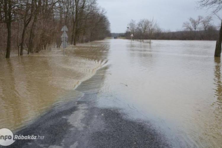 Vízátfolyások miatt útszűkületek, félpályás útlezárások