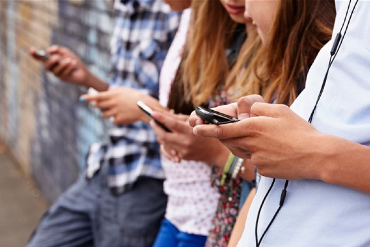 Brit kutatók nem találtak bizonyítékot a mobiltelefonok egészségkárosító hatására