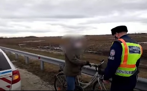 Forgalommal szemben biciklizett egy magyarkeresztúri asszony az M86-os autóúton