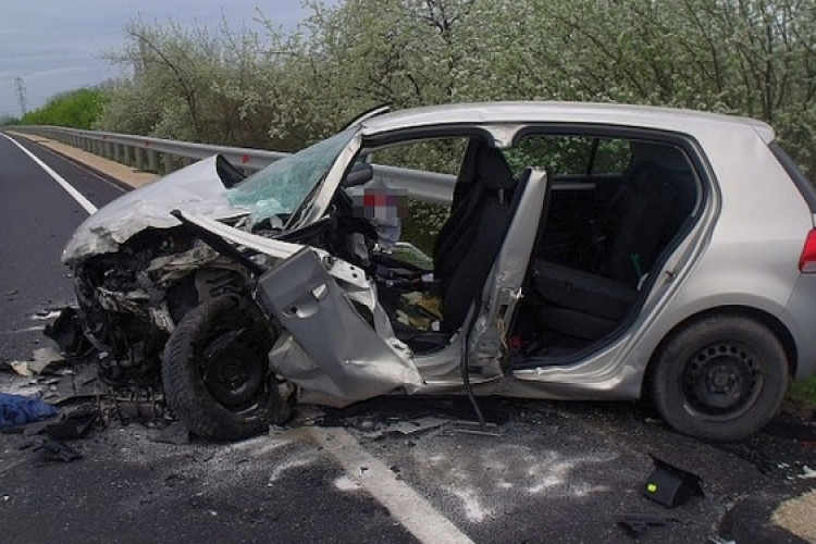 Frontálisan ütközött két személyautó a 85-ös számú főúton