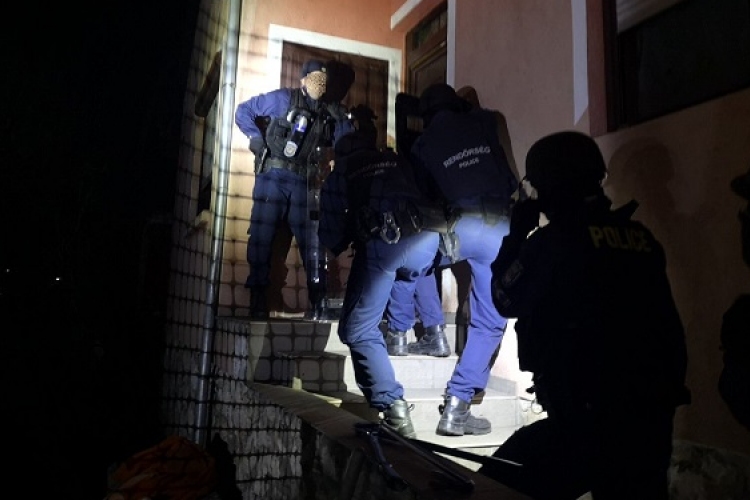 Csornai drogkereskedő csoportot állított elő a rendőrség