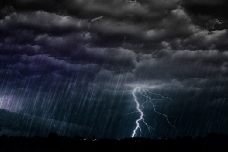 Negyvenezer ügyfélnél okozott áramszünetet a vihar a Dél-Alföldön