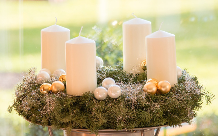 Ma meggyújtjuk az első adventi gyertyát