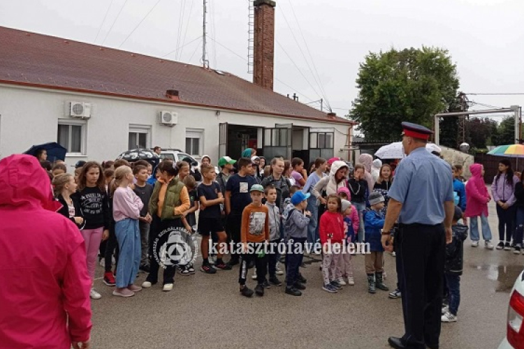  Óvodások és iskolások a kapuvári tűzoltó laktanyában