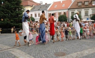 Százmilliós szabadtéri színpadot és rendezvénykertet adtak át Veszprémben