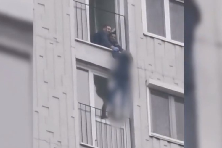 Rendőrök mentették meg a nőt, aki 50 méteres magasságban lógott egy panelház ablakában - Videó