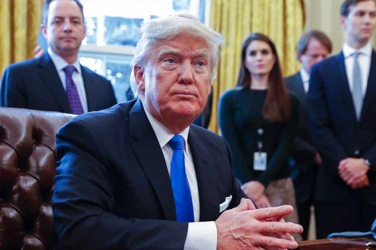 Trump a járvány miatt átmenetileg fel fogja függeszteni a bevándorlást
