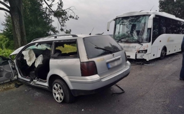 Halálos baleset Kisfaludnál, személyi sérülés Szanyban, mindkét helyen személyautó és busz ütközött