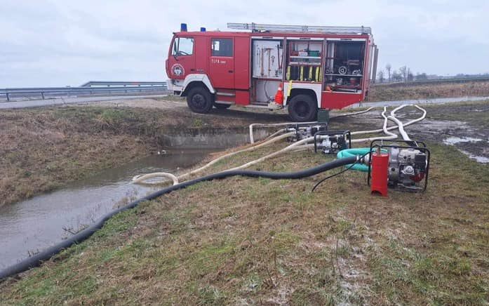 Kétnapos szivattyúzással mentették Csornát az eláradástól az önkéntes tűzoltók