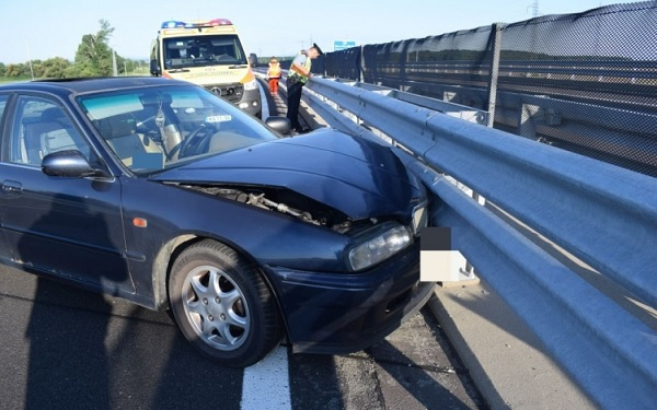 Elaludt vezetés közben, és szalagkorlátnak ütközött az M85-ös autóúton