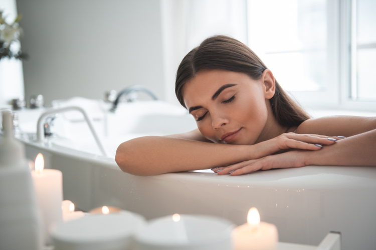 Így lesz modern és örök klasszikus a fürdőszoba