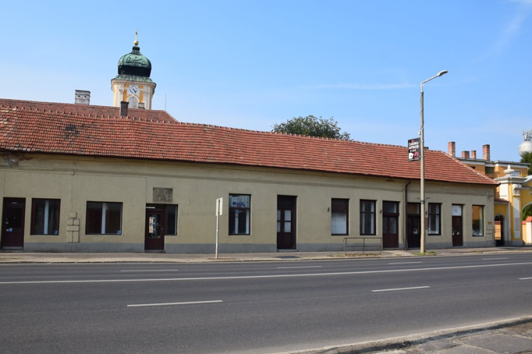 Új üzletsor épül Csornán a premontrei apátság déli oldalán