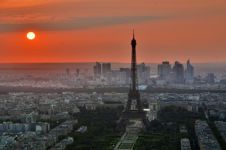Életbe lépett az éjszakai kijárási tilalom a francia nagyvárosokban