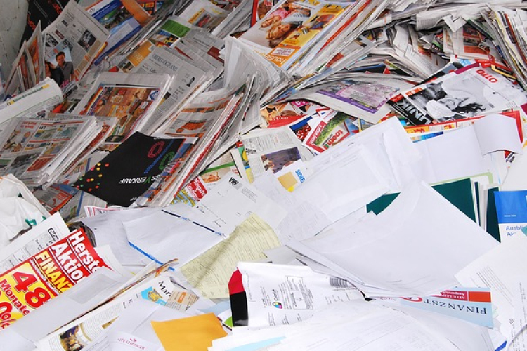 Papírt gyűjtenek a csornai Széchenyi iskolások