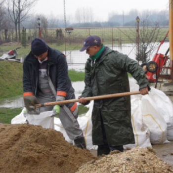 Belvíz elleni bevetésen a szanyi önkéntes tűzoltók