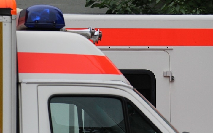 Szándékosan ütközhetett autóknak egy teherkocsi Limburgban, tucatnyi ember megsérült