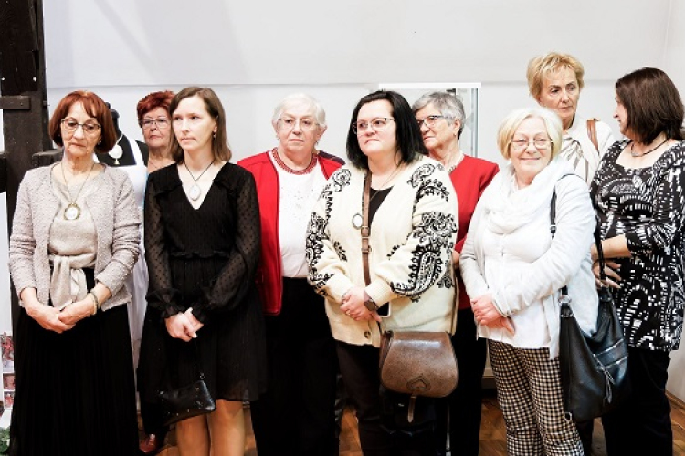 Fehér–arany karácsony kiállítás a csornai könyvtárban