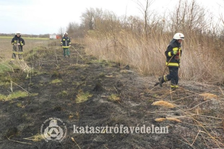 A tűzgyújtási tilalmat ugyan feloldották, de továbbra is sok helyen lobbannak fel szabadtéri tüzek