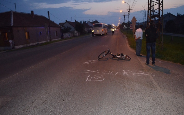 Busszal ütközött az ittas kerékpáros Csornán