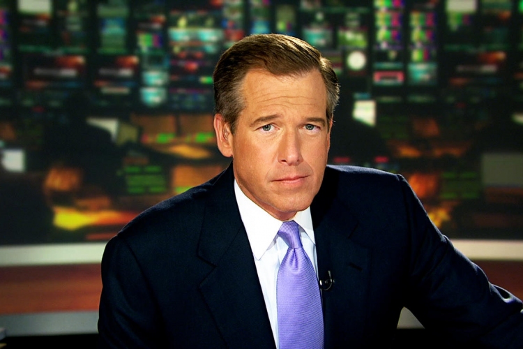 Az NBC-nél marad, de nem lehet a híradó arca a háborús élményeiről lódító műsorvezető