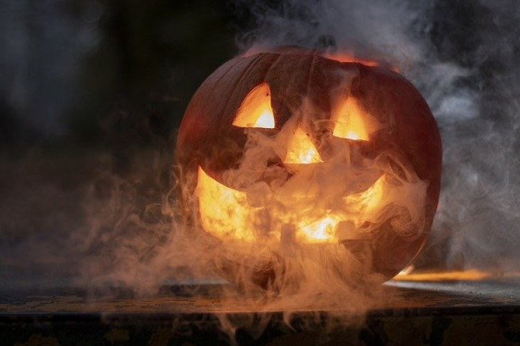 Töklámástól gyulladt meg a redőny és az ablakkeret Babóton