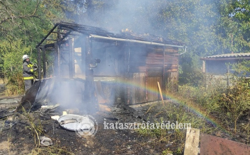 Sorban lobbantak fel a szabadtéri tüzek, ketten meghaltak balesetben