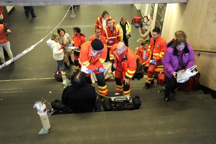 Paprikaspray-t fújtak ki a 2-es metróban, többen rosszul lettek 