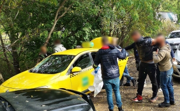 Hét kilogrammnyi marihuánát találtak egy taxiban a rendőrök Gyálon
