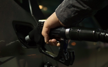 Négyszáz forint alatt maradhat az üzemanyag ára az idén a szakértők szerint