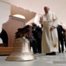 Hazatért Kónyba a Ferenc pápa által megszentelt harang