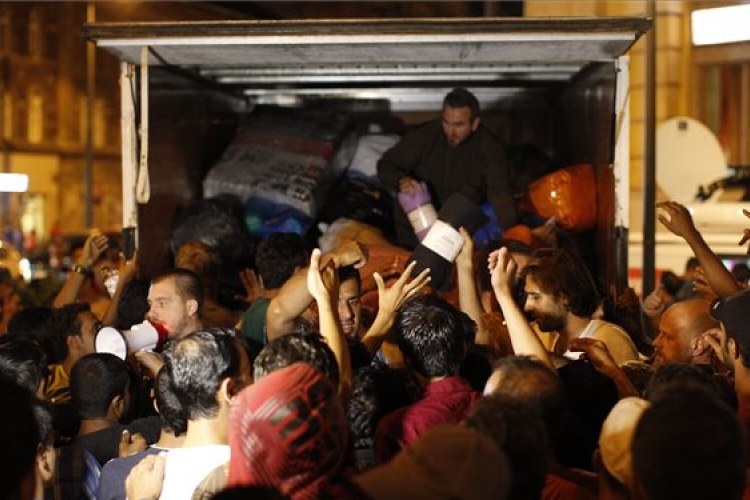 Illegális bevándorlás - Több ezren vannak a Keleti pályaudvarnál