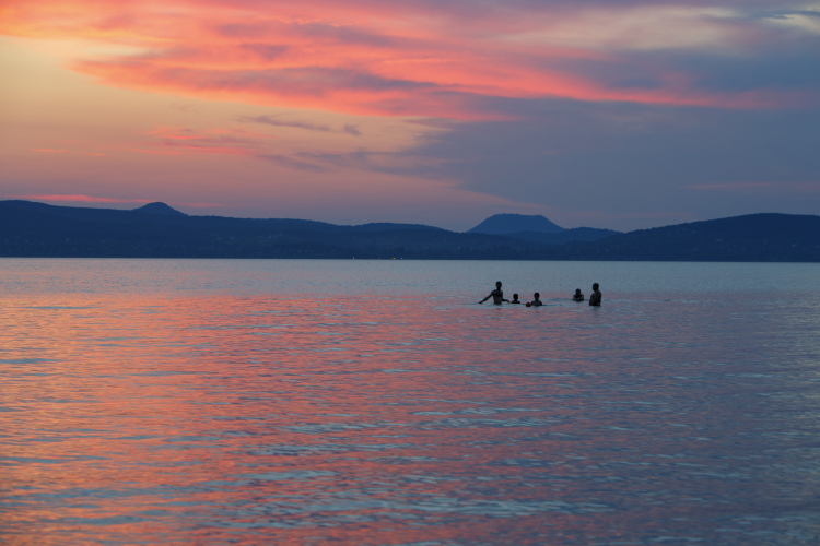 Razziát indít a Balatonnál a NAV