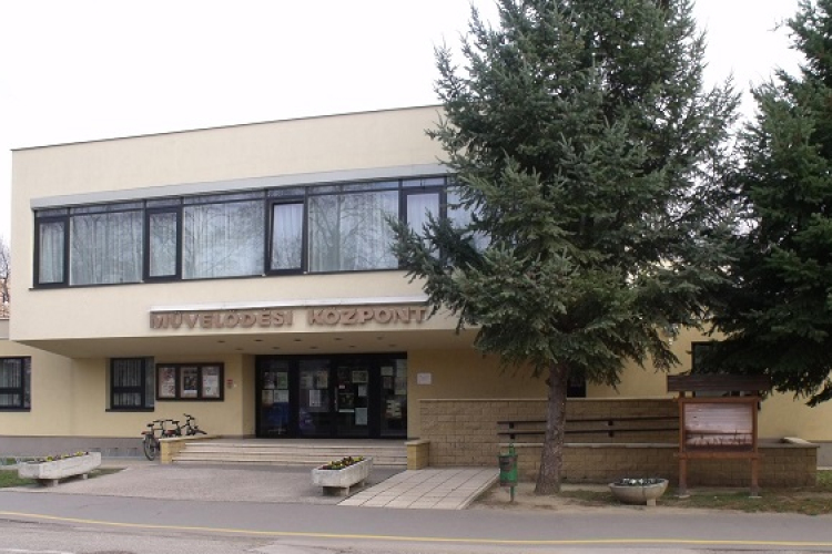 Újra indulnak Csornán a bérletes színházi előadások