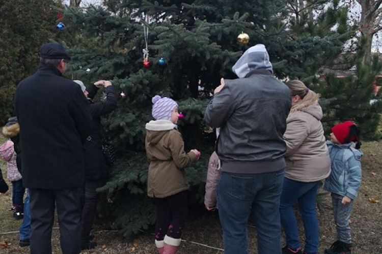 Saját díszeikkel díszítették a falu lakói a mindenki karácsonyfáját Kónyban