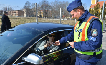 Passzív biztonsági eszközök használatát ellenőrizték a rendőrök.