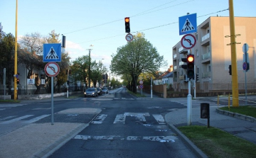 Piroson áthajtva elütött egy gyalogost, majd elhajtott