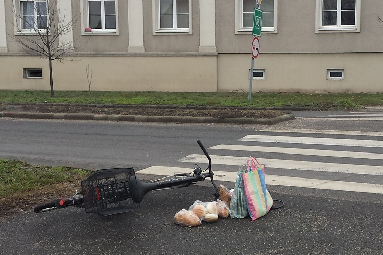 Újra kerékpárost gázolt a zebrán egy kamion Csornán