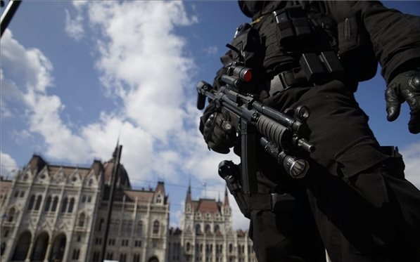 Terrorizmus: mérsékelték a magyarországi terrorkészültségi fokozatot
