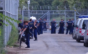 Illegális bevándorlás - tiltakozások a kiskunhalasi befogadóállomáson