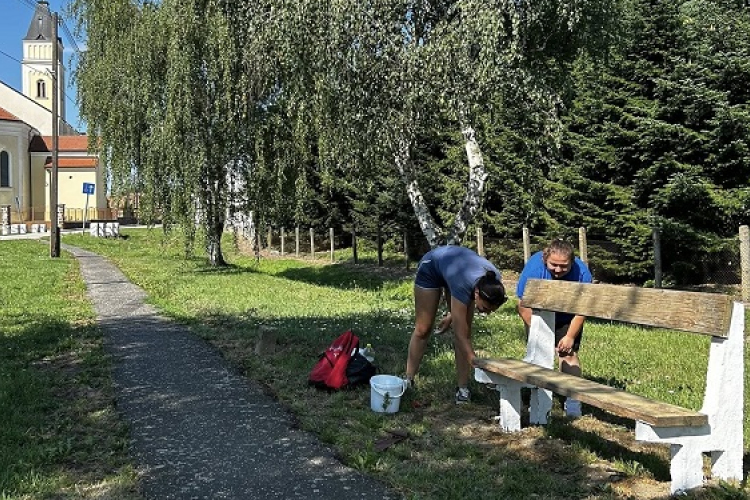 Diákmunkások segítségével újítják fel a köztéri padokat Szilban